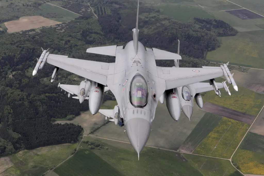 Винищувачі ВПС Норвегії F-16 під час місії повітряного патрулювання НАТО над Литвою в 2015 році.